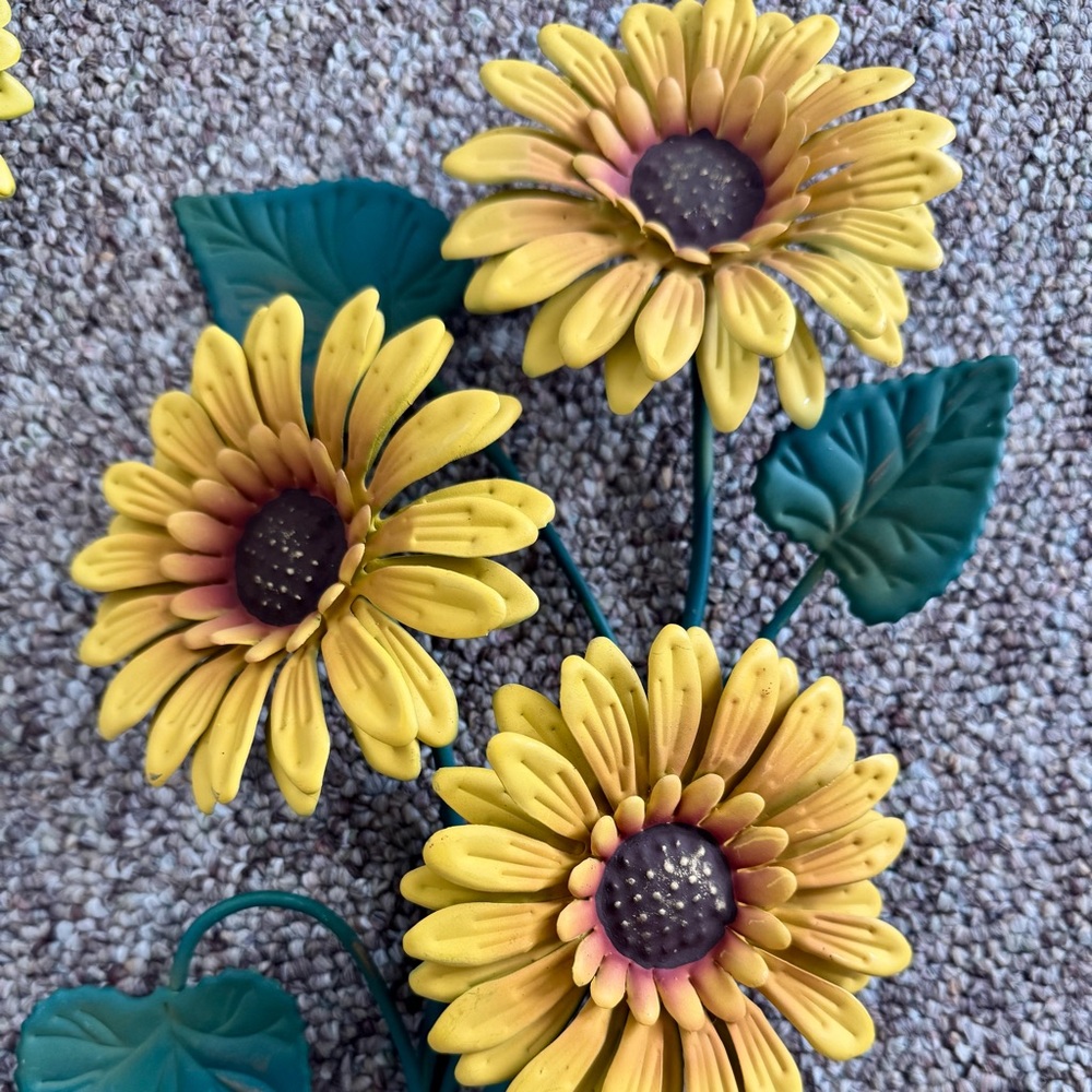 NWOT Pair of Metal Decorative Sunflowers - Picture 3 of 8